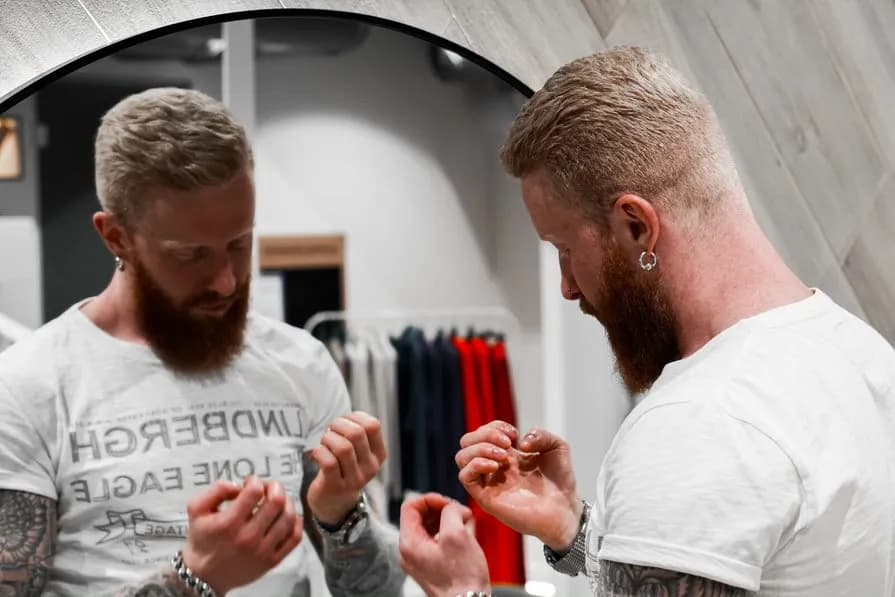 Czy mężczyźni farbują włosy? Powody, trendy i metody, które warto znać