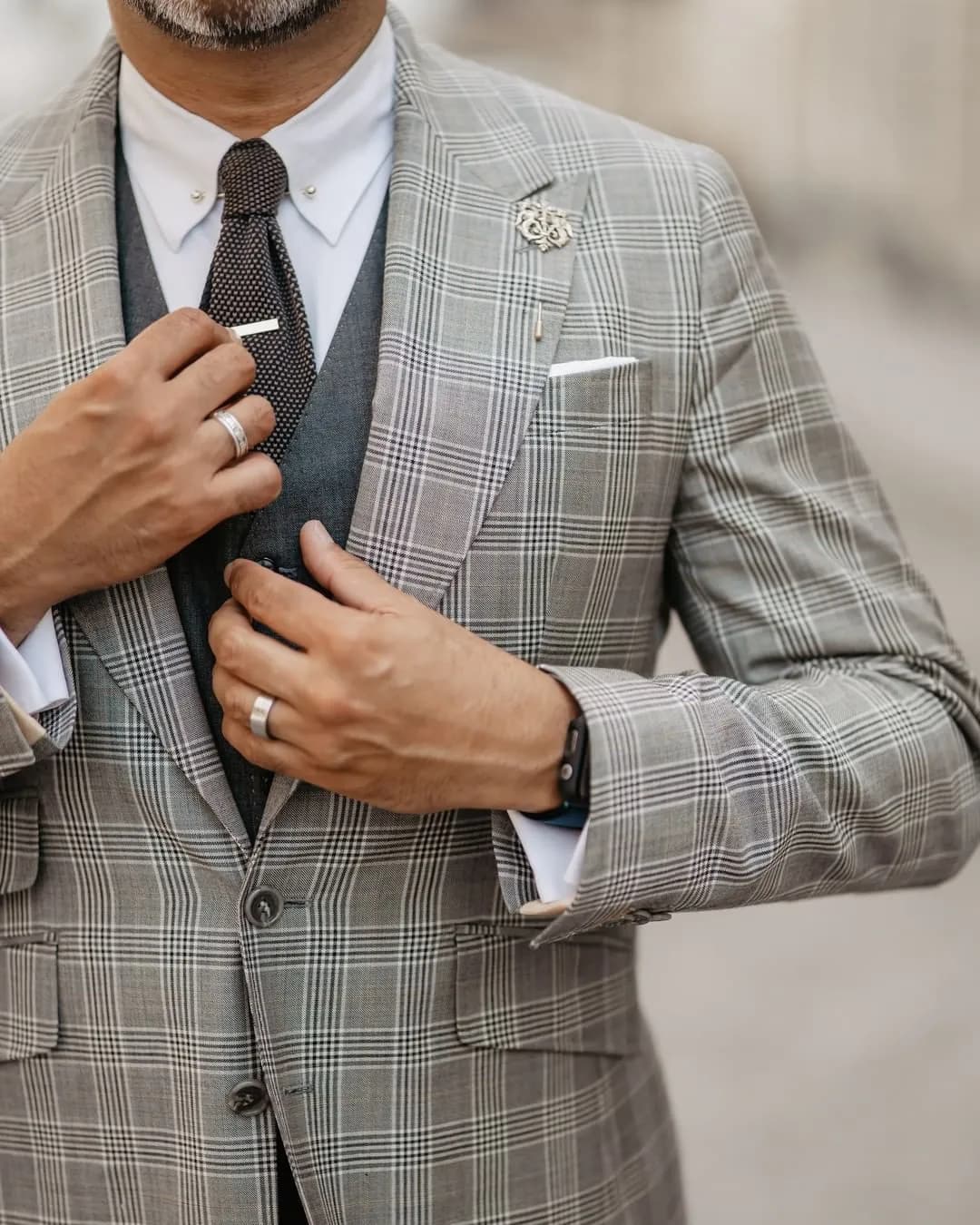 Jak dobrać idealny kolor krawata do szarego garnituru? Proste porady na elegancką stylizację